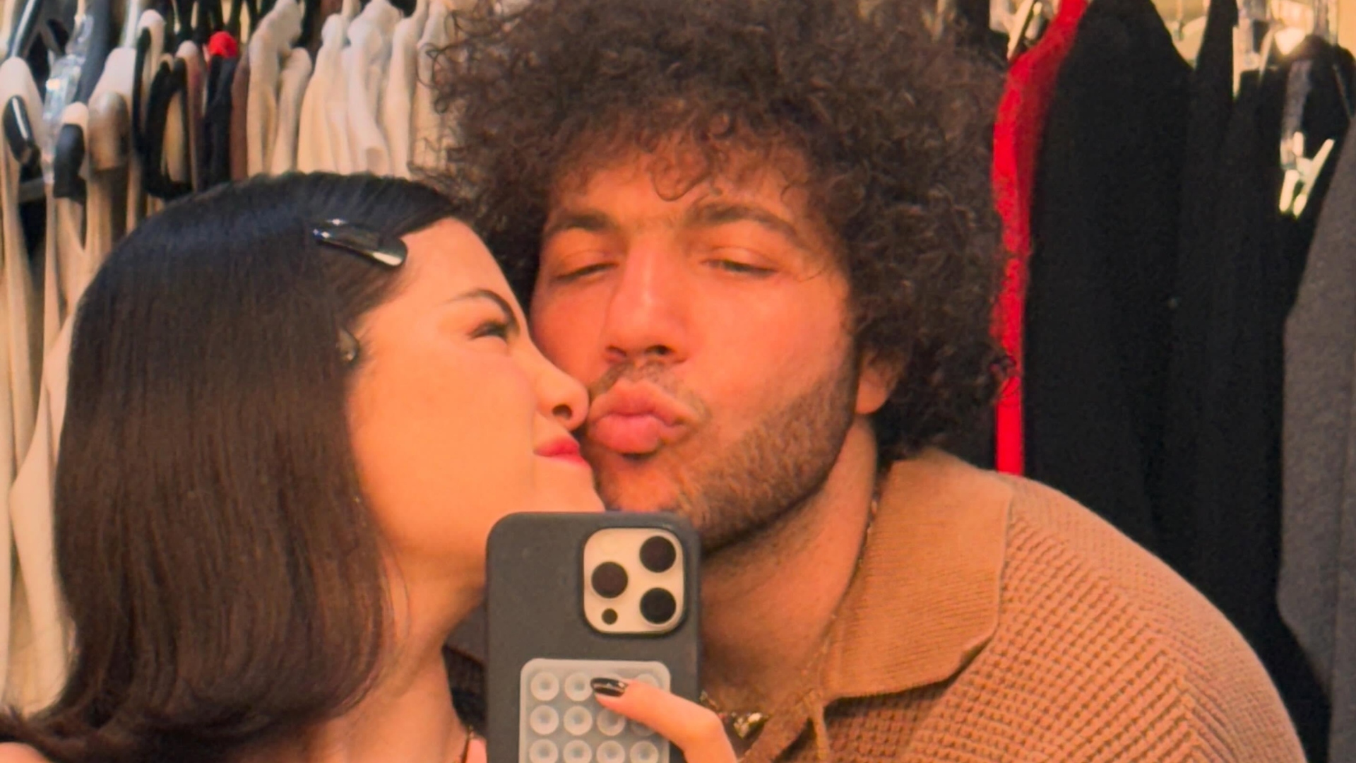 Selena Gomez delar ömsinta bilder med Benny Blanco – skapar uppståndelse - kändisar news from The Body Optimist