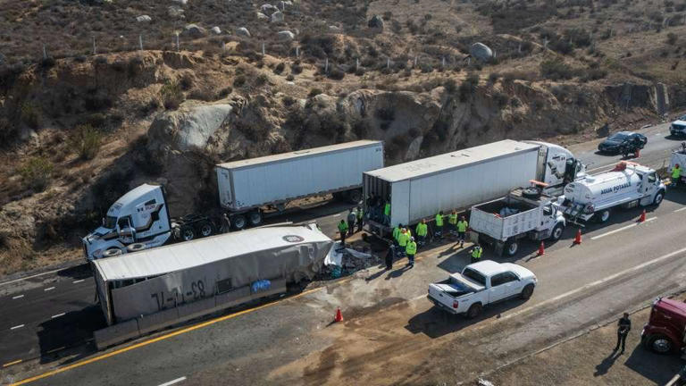 Accidente de tráiler provoca cierre total en la carretera libre Tijuana ...