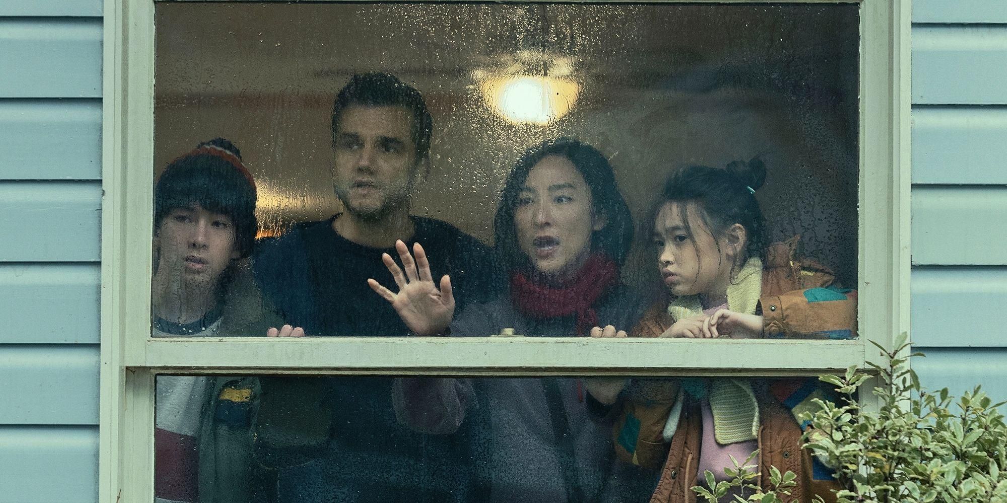 Netflix's new sci-fi thriller reveals a family trapped inside their ...