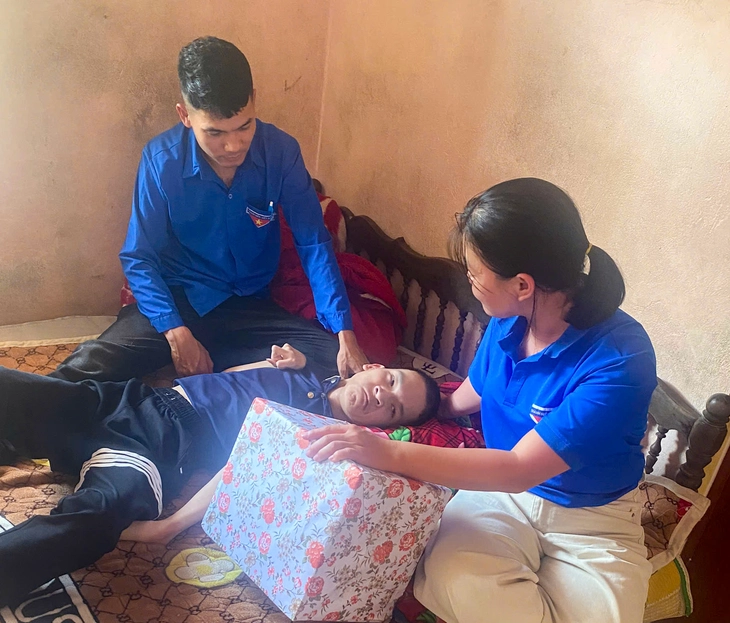 Chàng trai bại não làm TikTok bằng chân, có hơn 33.000 lượt theo dõi