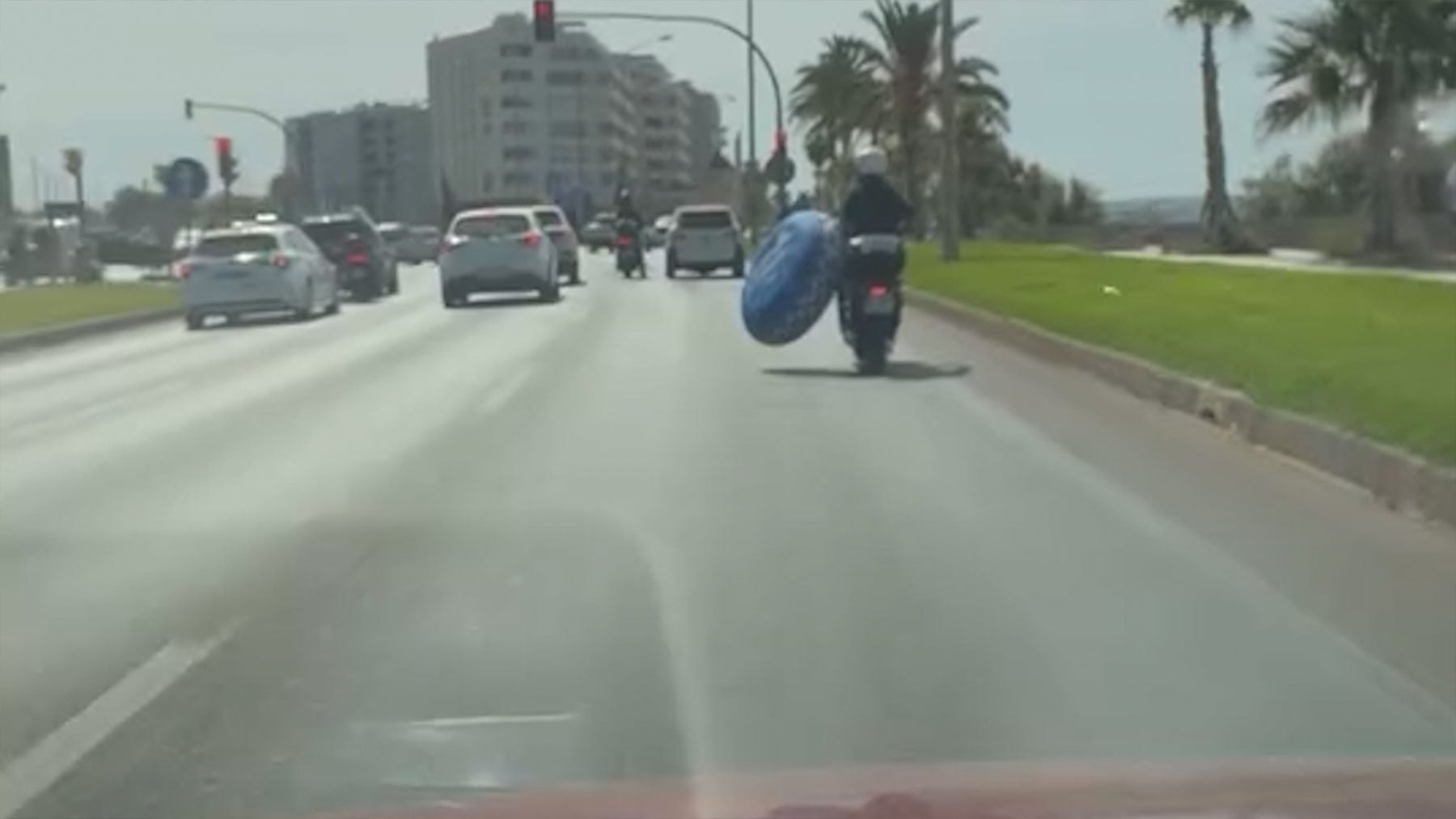 Cazan a un conductor circulando por Palma con un flotador hinchable más ...