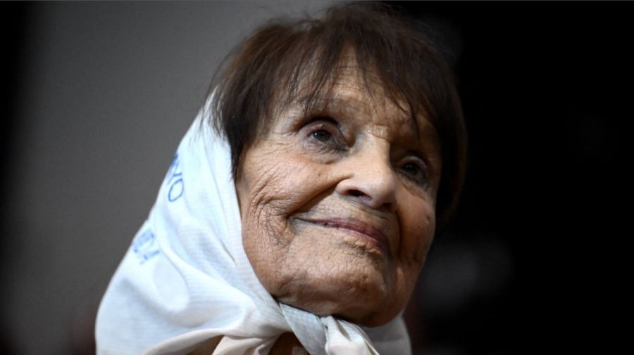 Sobre el féretro descansaba el emblemático pañuelo blanco de la dirigente