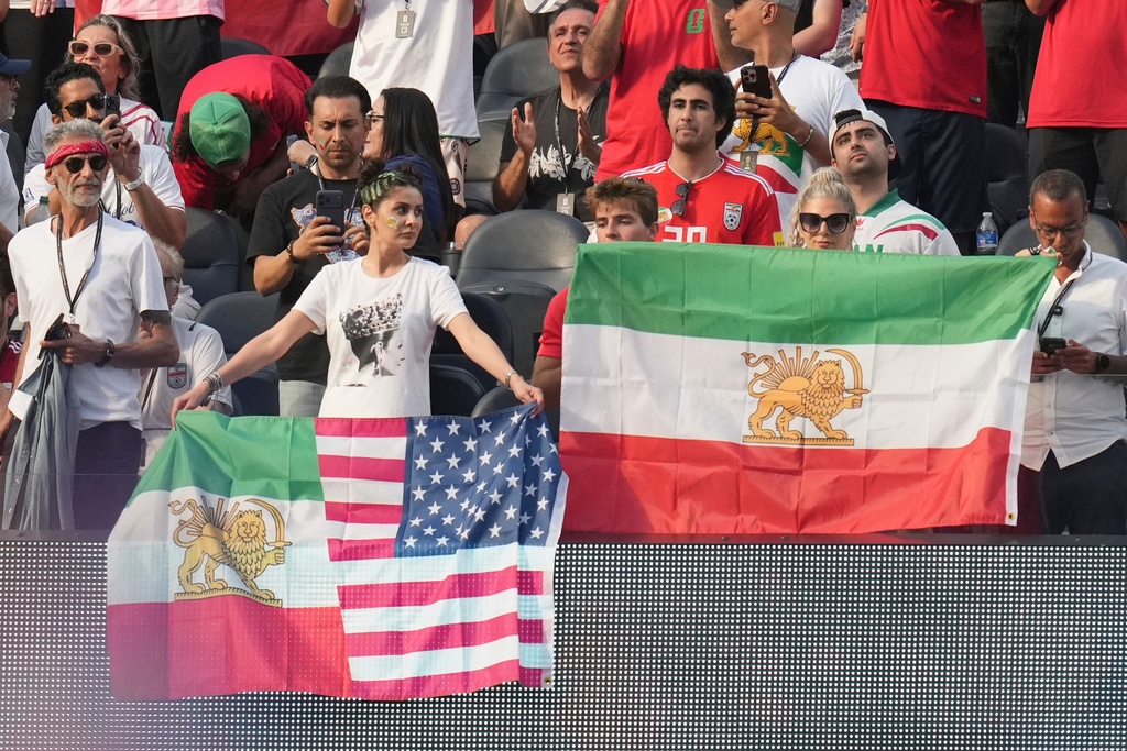Förbjudna flaggor under Irans VM-premiär