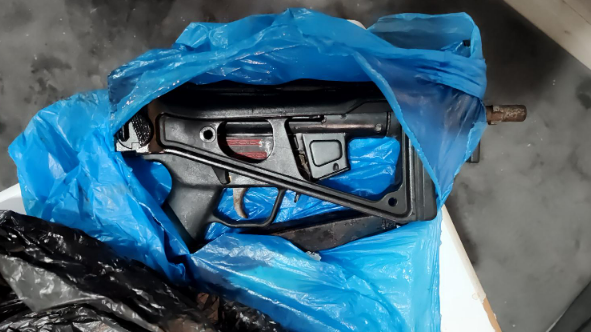 Submachine gun and pistol seized by police
