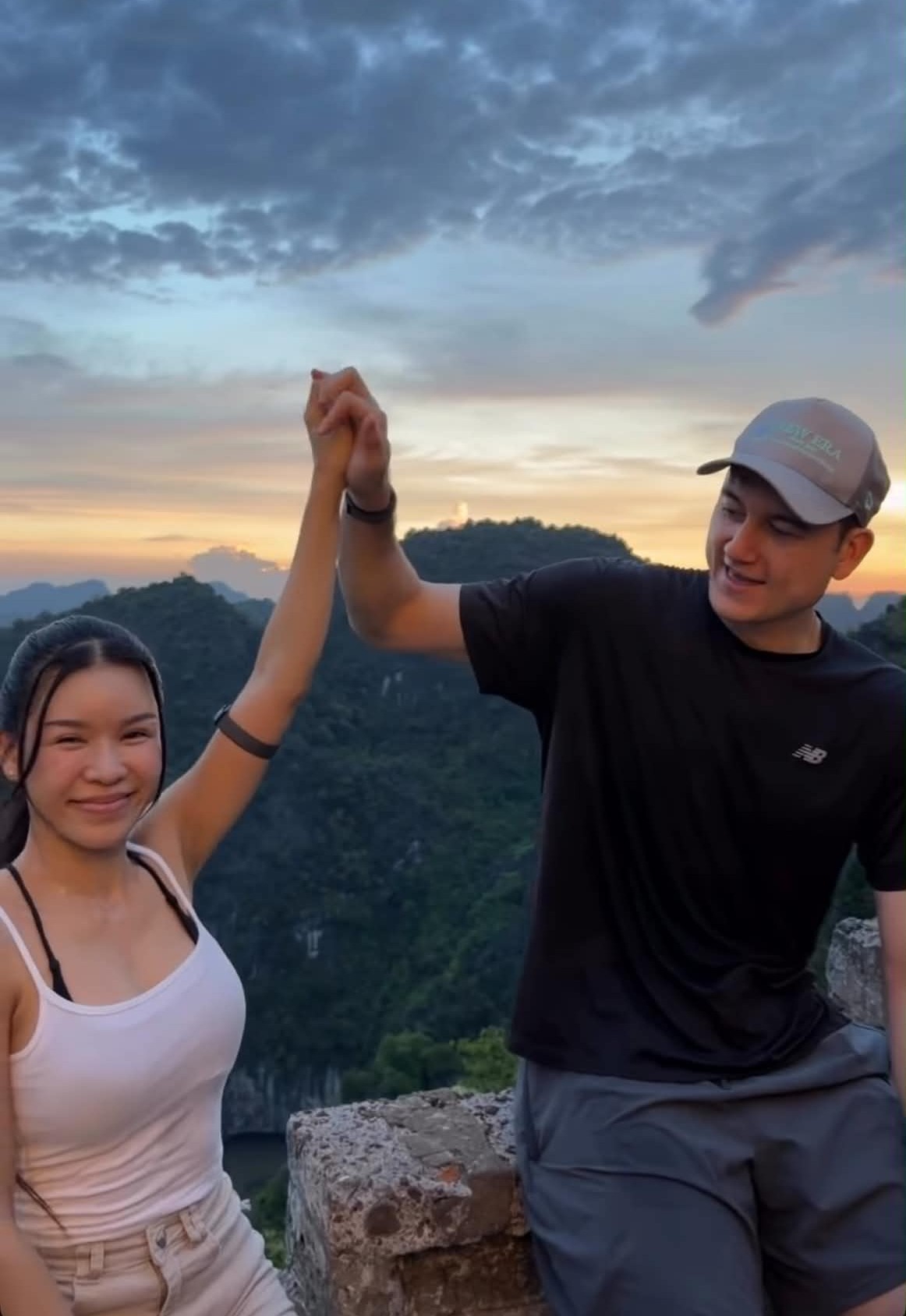 Vợ chồng Văn Lâm leo núi Múa, ngắm cảnh Ninh Bình từ trên cao
