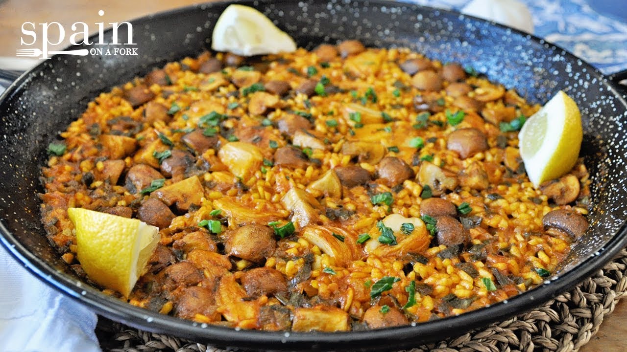 spanish-vegan-paella-with-portobello-mushrooms-roasted-garlic-easy