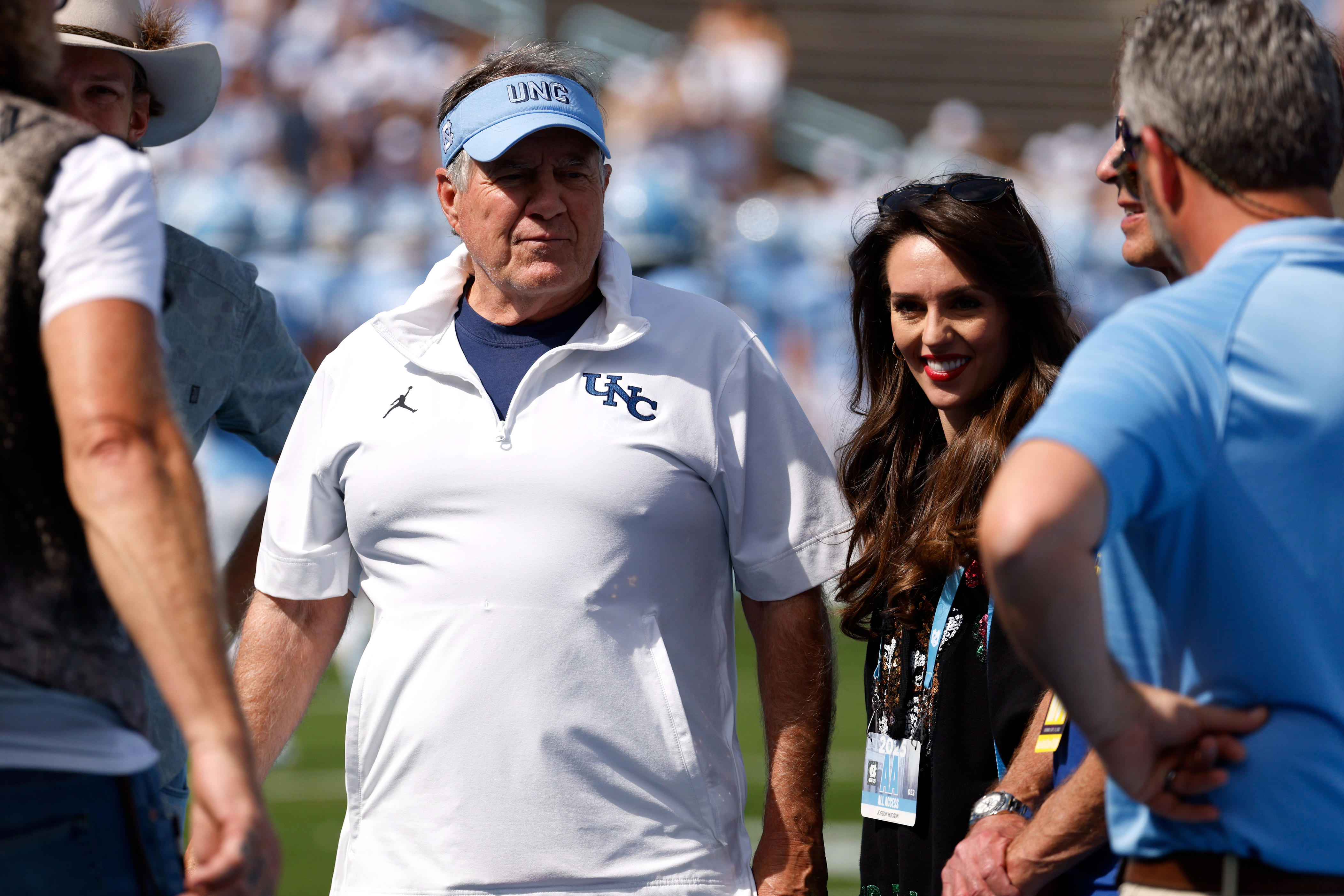 Los rumores sobre la ruptura entre Bill Belichick y Jordan Hudson pillan por sorpresa al personal de la UNC.