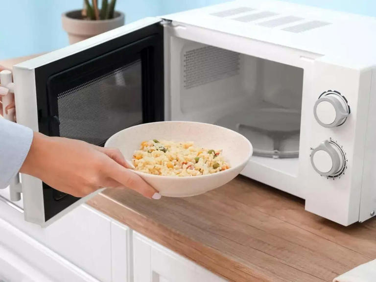 Microwave reheating mistakes you should avoid for better food safety ...