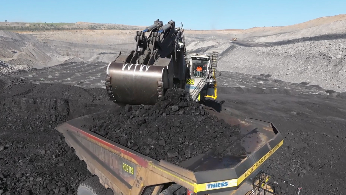 How this massive excavator loads giant haul trucks