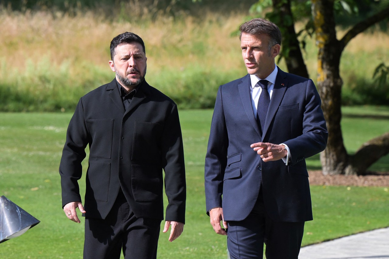 Ukrainian President Volodymyr Zelensky with Macron at the summit.