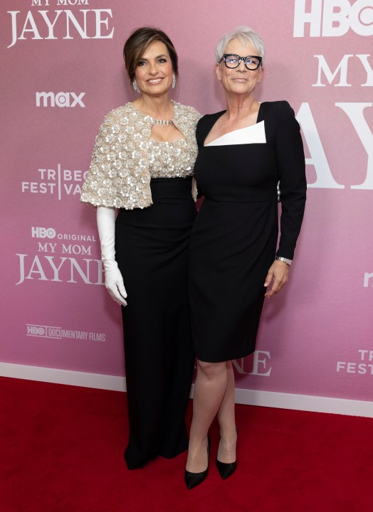 jamie-lee-curtis-and-mariska-hargitay-debate-pronunciation-of-los-angeles