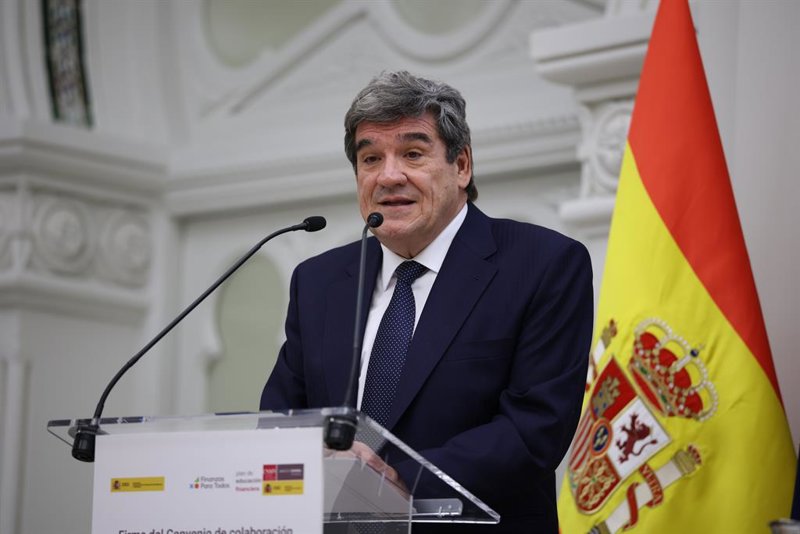 Escrivá urge a reducir la densidad normativa en la banca europea