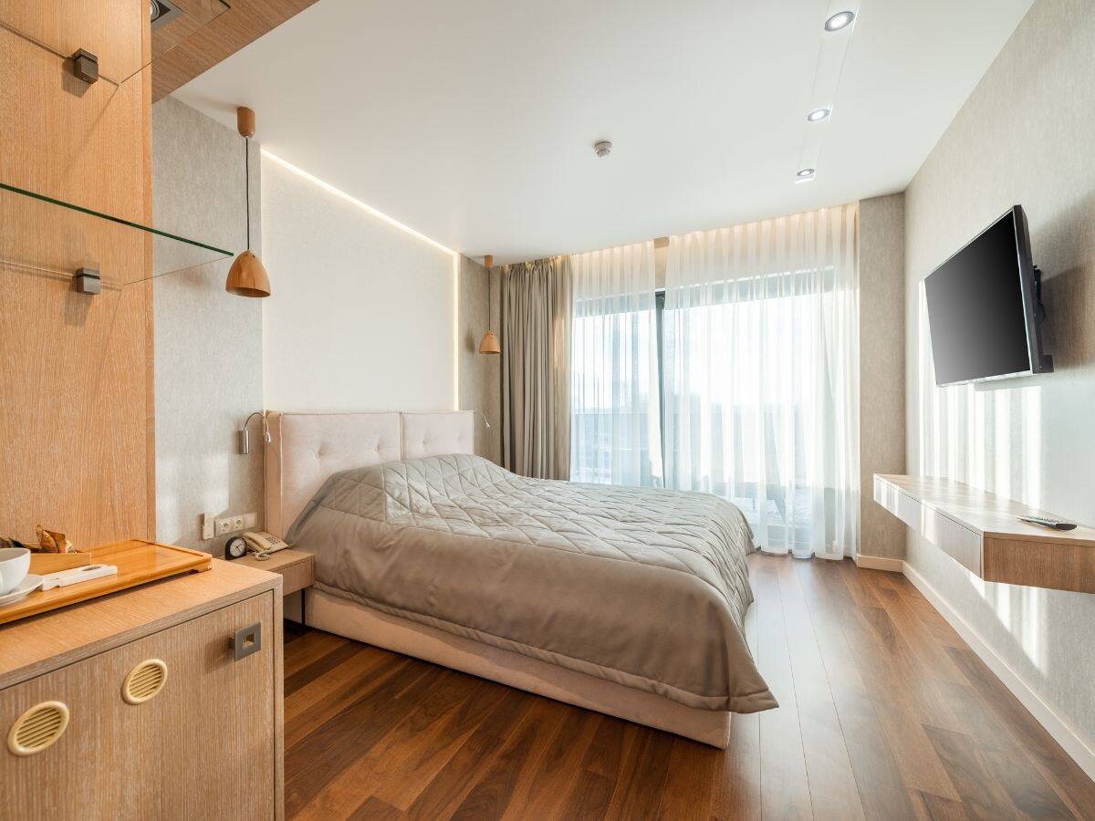 One of her most talked-about suggestions is to roll or throw a water bottle underneath the hotel bed immediately after entering the room. At first glance, it may seem unusual, but there is a reason behind it. (Representational image)