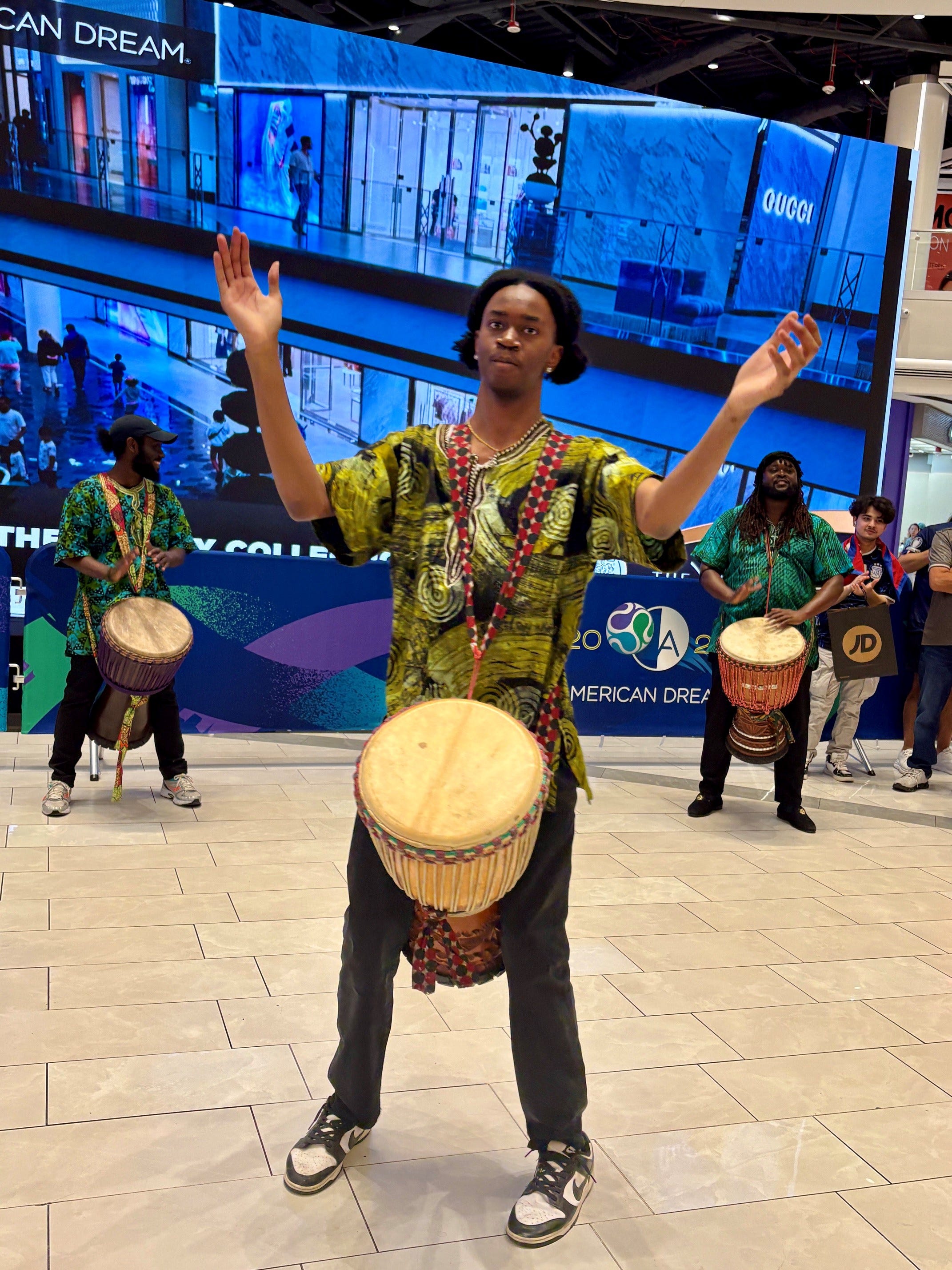 france-senegal-fans-share-love-of-soccer-at-fifa-world-cup