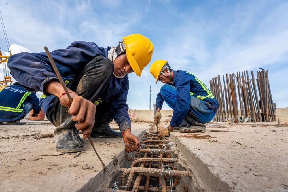 Công nhân tăng tốc thi công cầu dây văng lớn thứ hai Việt Nam