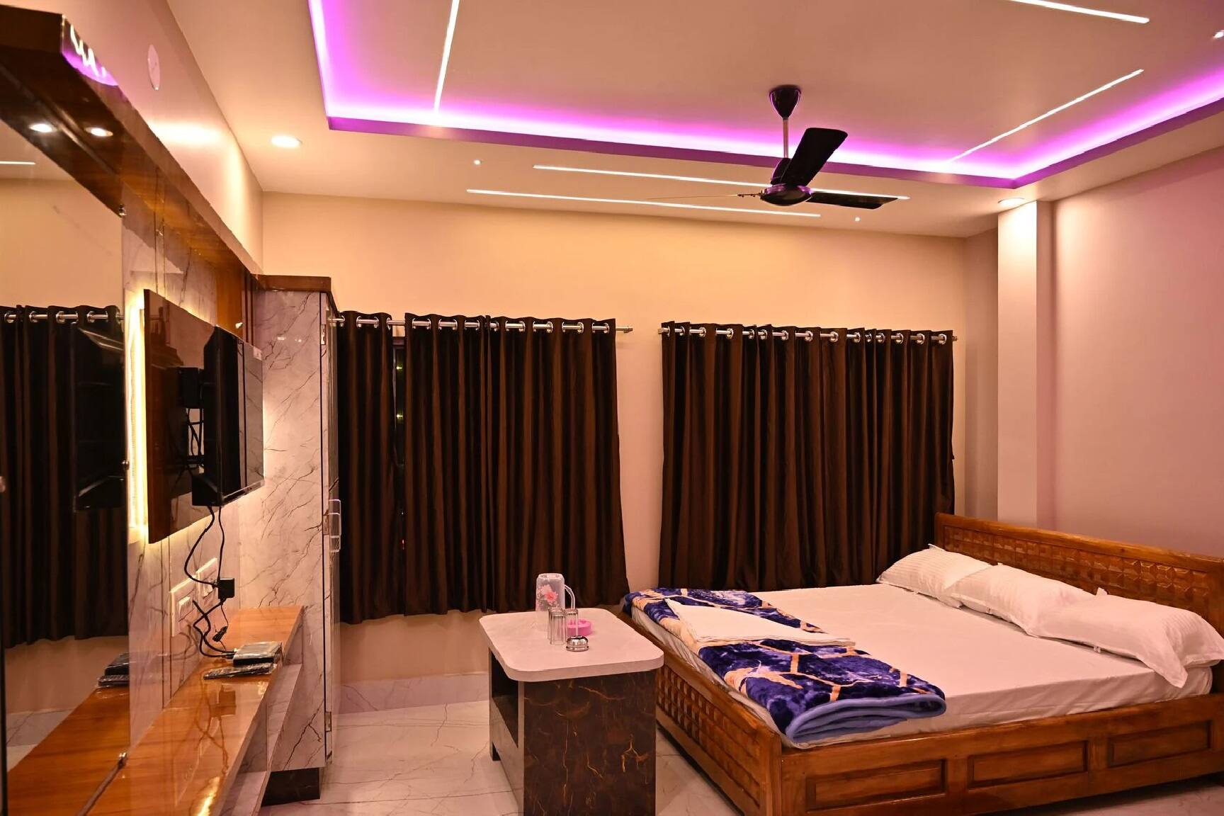 Disclaimer: This gallery is based on travel tips shared publicly by a flight attendant. These suggestions are not official hotel safety guidelines and should be viewed as personal travel advice rather than guaranteed security measures.