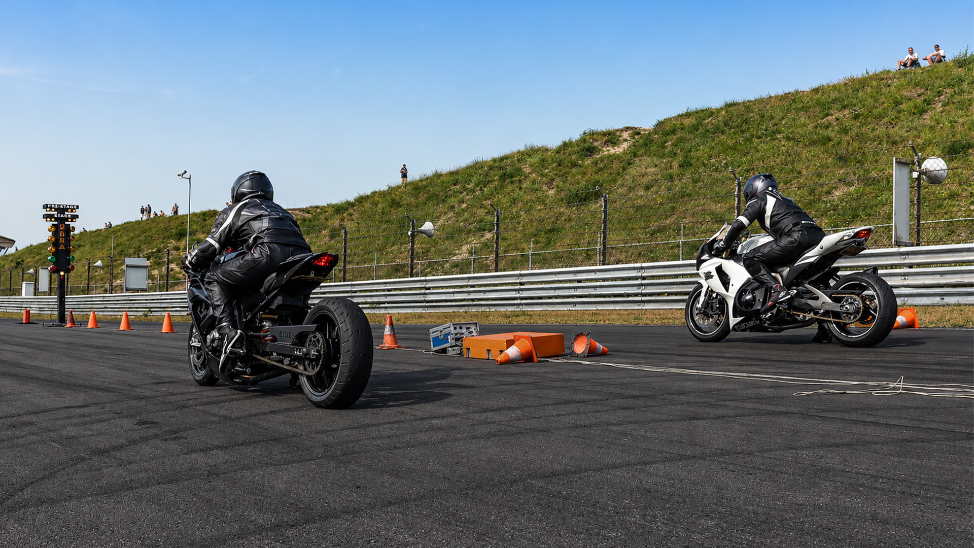Suzuki GSX-R 1000 battles BMW S1000 RR in drag race