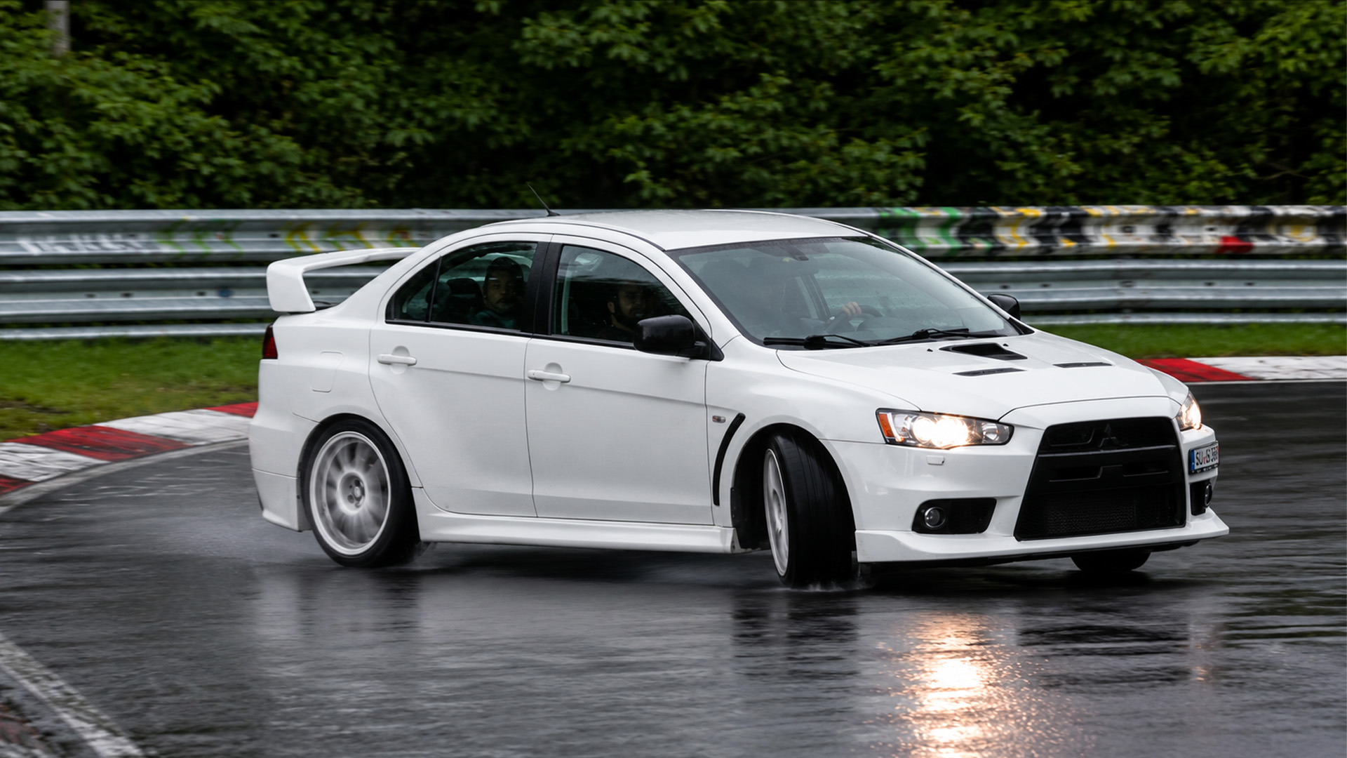 Mitsubishi Lancer Evo Loses Control on a Wet Track