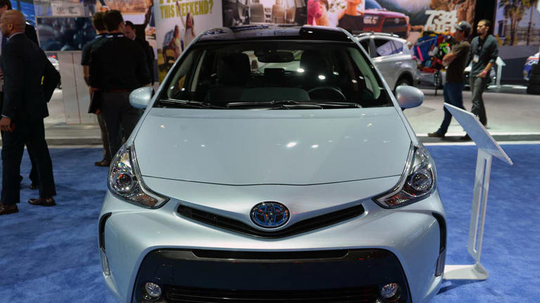 2015 Toyota Prius vs 2015 Chevrolet Volt: Which one is more reliable ...