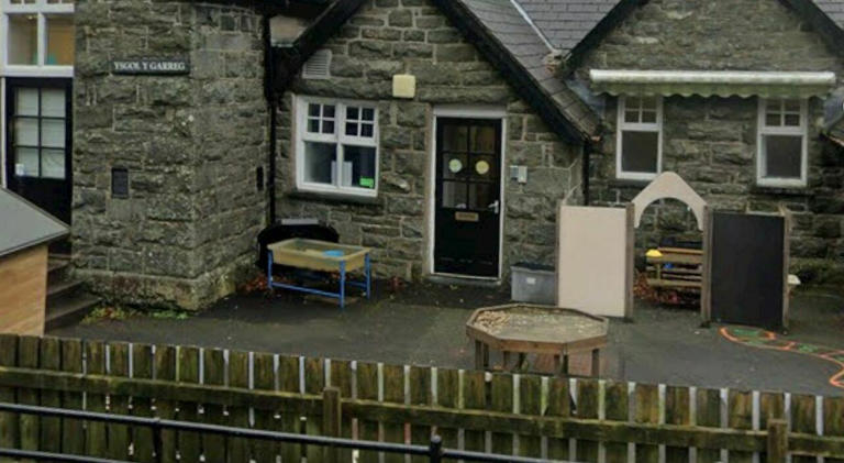 Addio alla scuola primaria più piccola della Gran Bretagna: chiude la storica Ysgol Y Garreg con soli due alunni