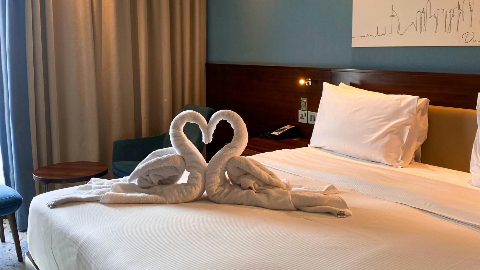 Rushing into a hotel room without checking your surroundings can sometimes lead to unnecessary concerns. Many seasoned travellers rely on simple habits that help them feel safer during their stay. (Representational image)