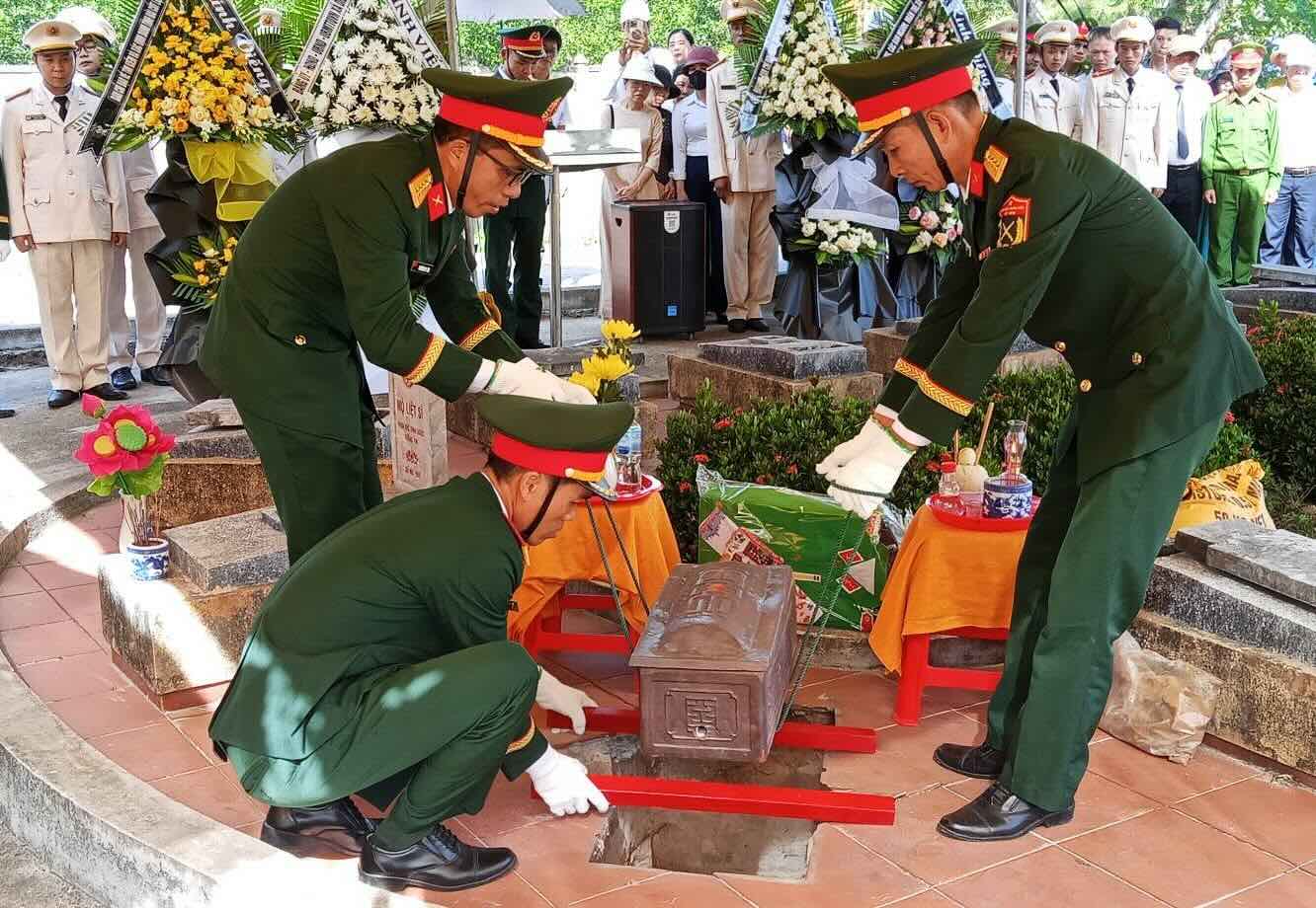 Truy điệu và an táng hài cốt liệt sĩ vừa được quy tập tại Quảng Trị