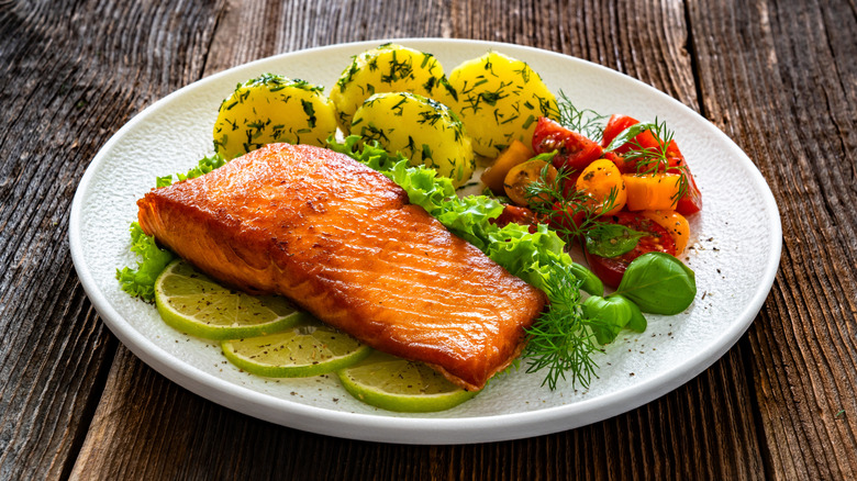 How long cooked fish lasts in the refrigerator and how to tell if it's ...