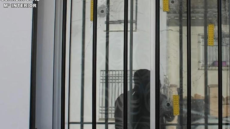 Dos detenidos por disparar 14 veces con arma de guerra contra una casa ...