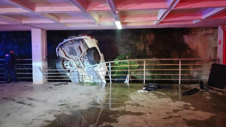 Vehículo cae tres niveles en plaza de San Pedro y conductor sale con vida