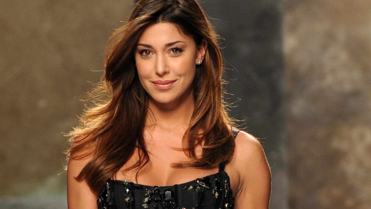 belen-rodriguez-furiosa-dopo-le-foto-in-sardegna-bravi-a-tagliarle