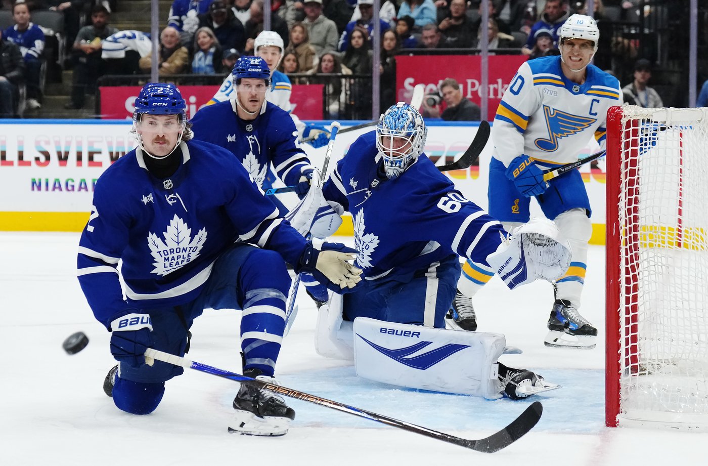 Les Maple Leafs échangent Joseph Woll et Simon Benoit aux Flyers