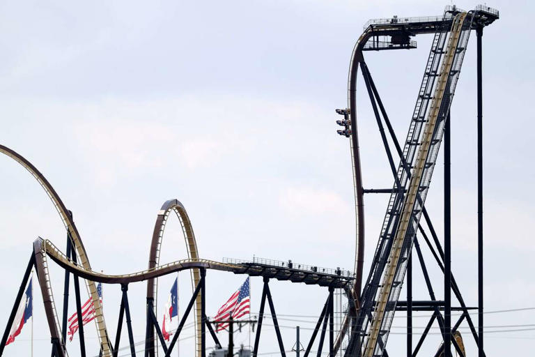 Record-breaking Six Flags dive coaster Tormenta Rampaging Run gets ...