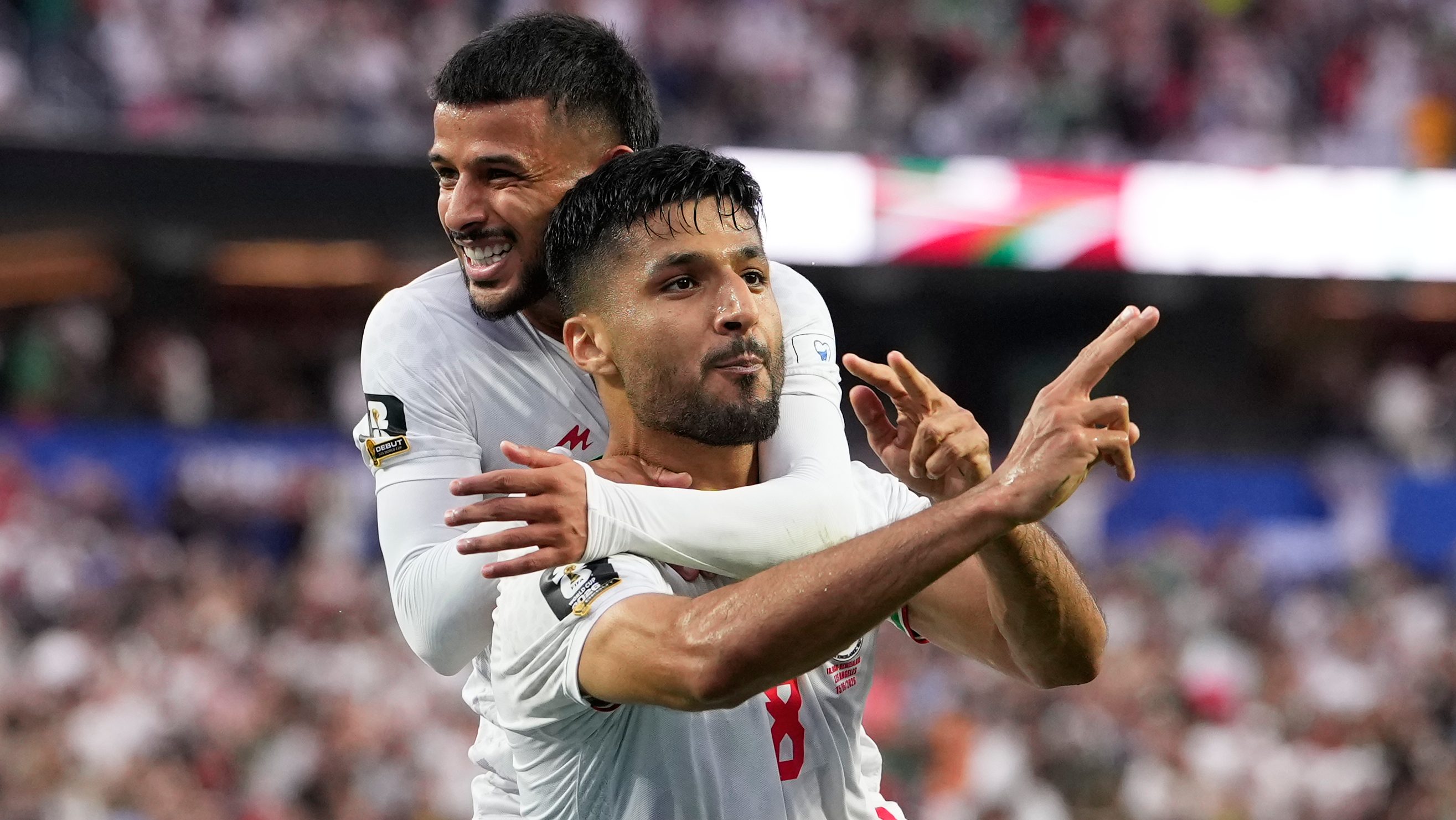 Futbolista de Irán celebró gol simulando disparos contra fans en el ...