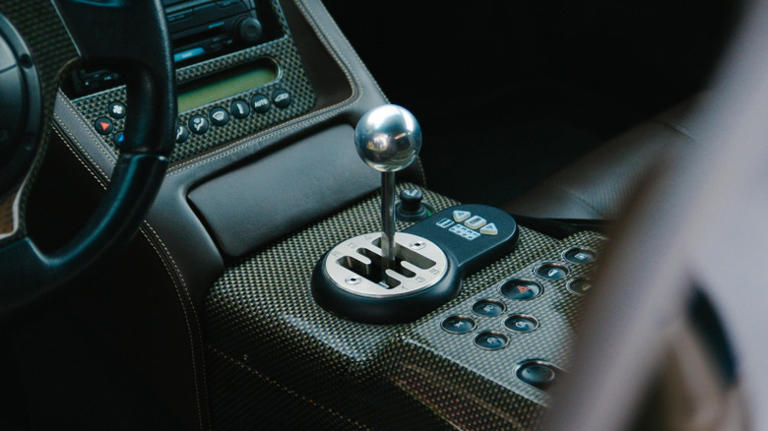 What is a dog-leg pattern gear shifter and how is it different from H ...