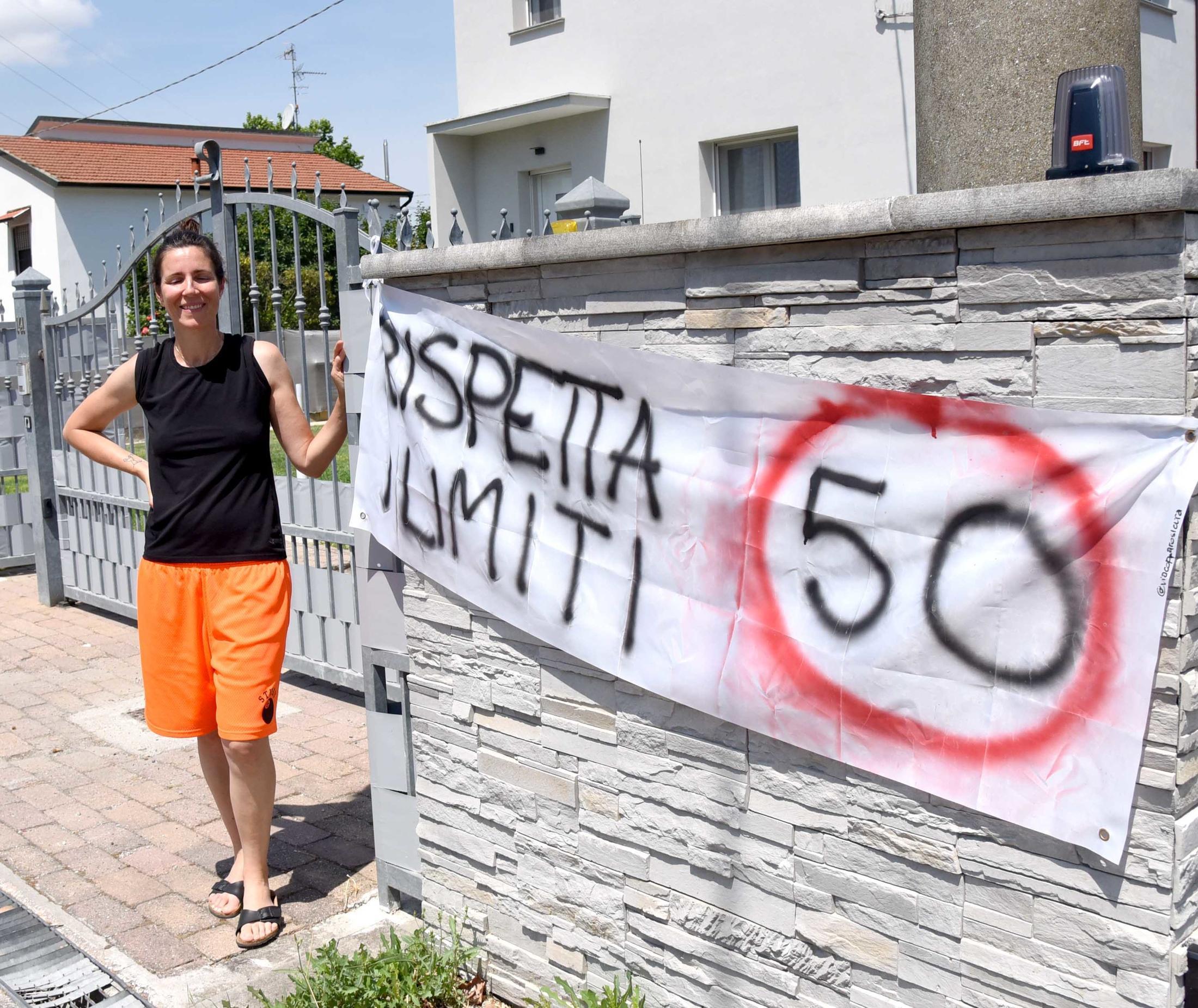 Gare di auto e moto di notte. Spuntano lenzuoli di protesta: 