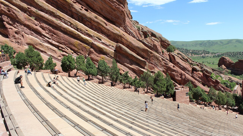 Rod Stewart postpones Red Rocks shows to rest his voice
