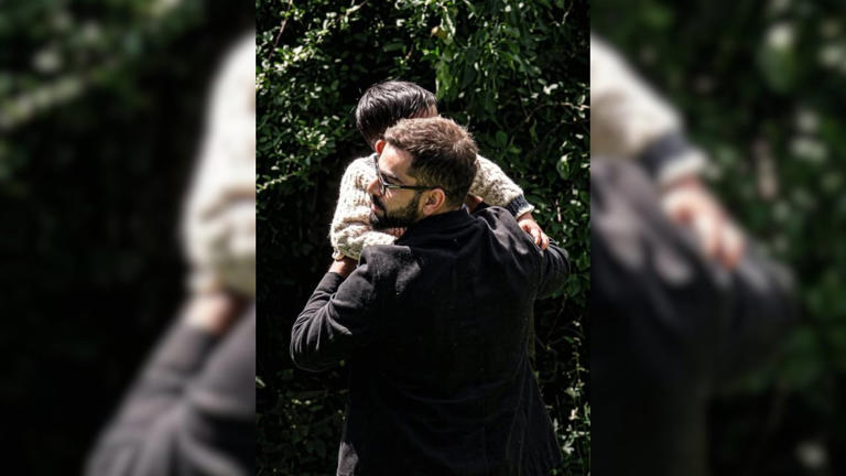Virat Kohli carries son Akaay on shoulder during London outing with ...
