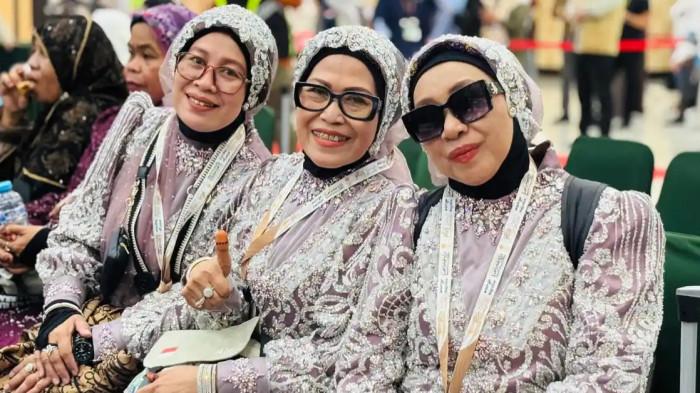 JEMAAH HAJI - Jamaah haji Kloter 3 Debarkasi Makassar, Sitti Rosmiati (tengah) bersama dua keluarganya ketika berda di Aula Arafah, Asrama Haji Sudiang Makassar, Rabu (3/5/2026).