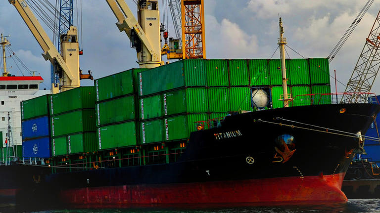 China's massive electric container ship recharges via swappable battery ...