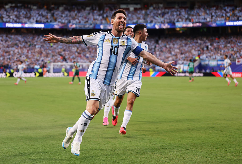 Messi lập hattrick lịch sử, chạm kỷ lục mọi thời đại