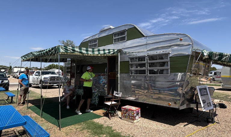 RV tin can caravan forms new friendships on Route 66 travels