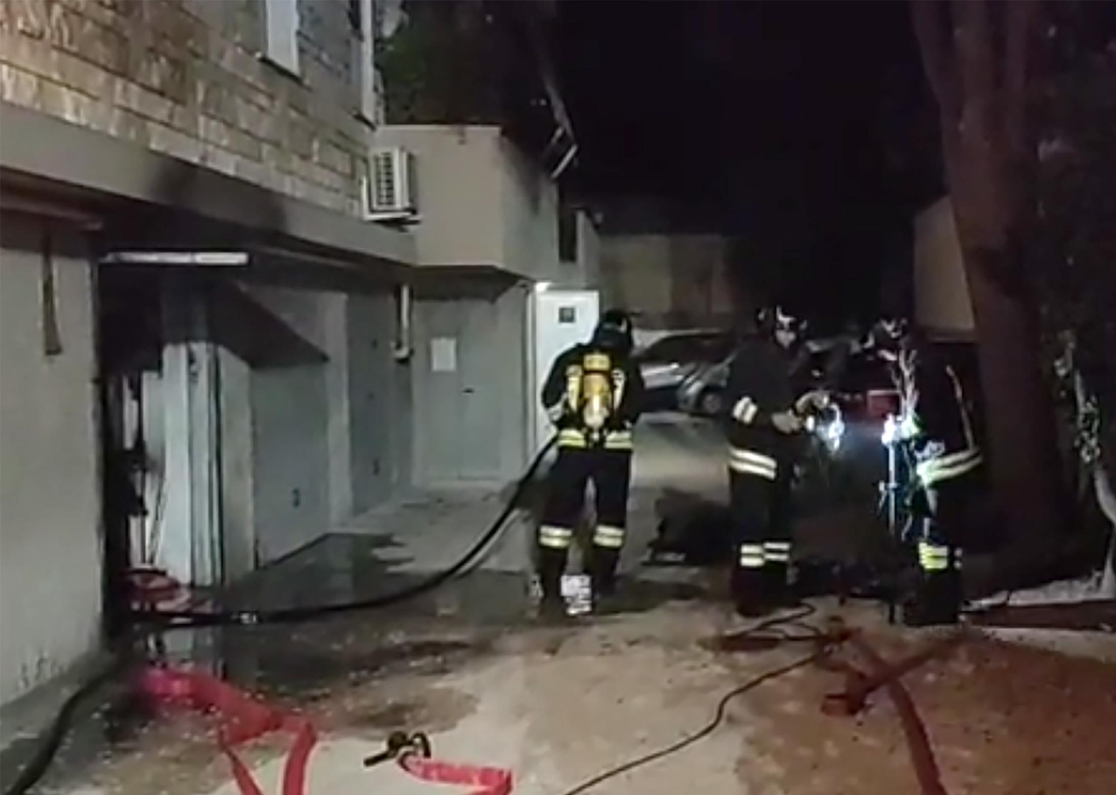 Garage in fiamme a Marina centro. Intossicato inquilino del palazzo. Il ...