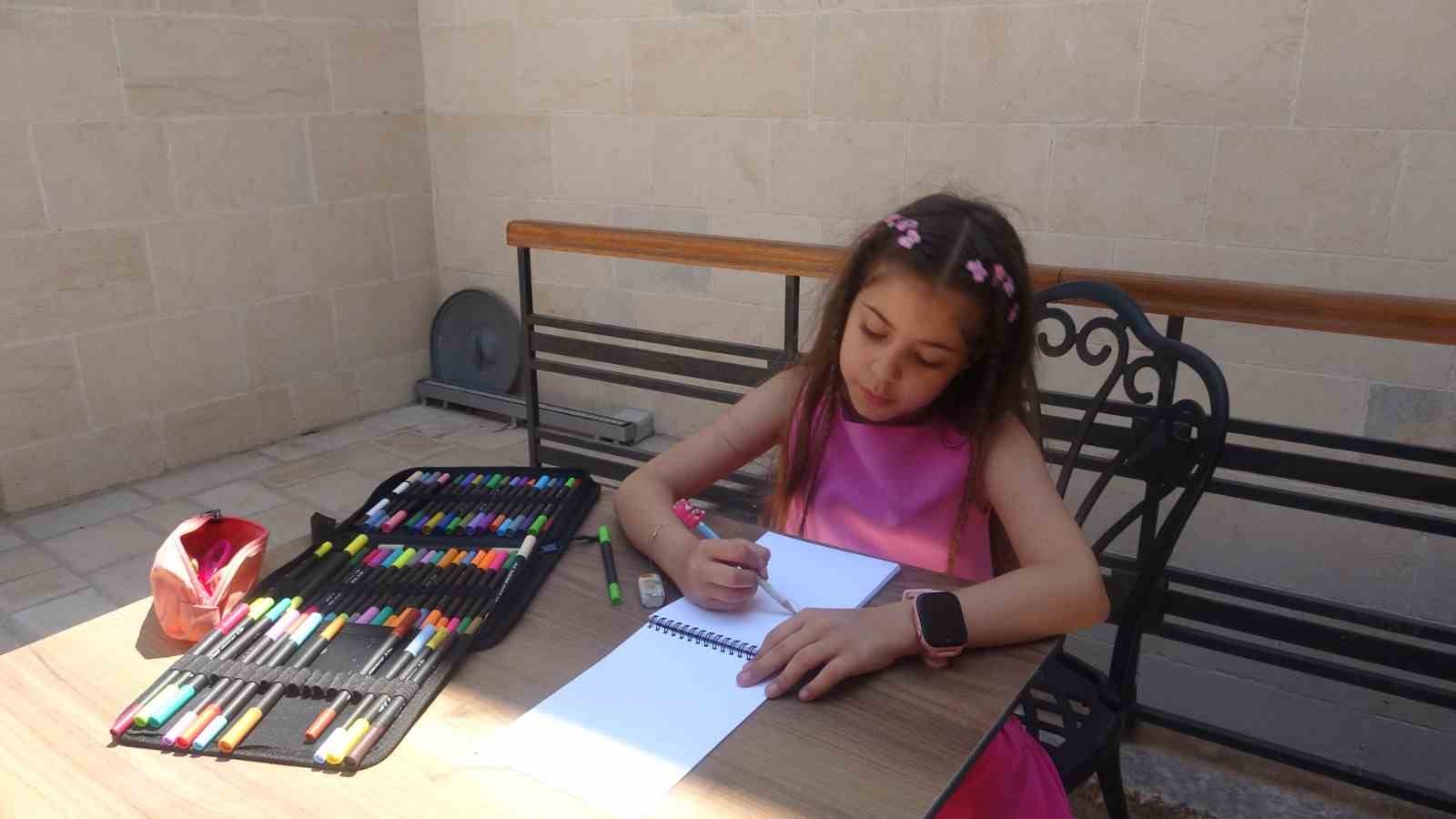 HATAY'DA YAŞAYAN 8 YAŞINDAKİ ASYA ALYANAK, 2 YAŞINDA BAŞLADIĞI RESİM YOLCULUĞUNU BAŞARILARLA TAÇLANDIRDI. BUGÜNE KADAR ULUSAL VE ULUSLARARASI YARIŞMALARDA 62 ÖDÜL KAZANAN MİNİK RESSAM, ÖDÜLLÜ ESERLERİNİ ANTAKYA BELEDİYESİ'NİN DESTEĞİYLE AÇILAN İLK KİŞİSEL SERGİSİNDE SANATSEVERLERİN BEĞENİSİNE SUNDU.