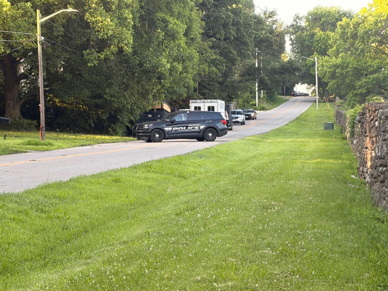 Standoff ongoing after 4 hurt, 1 killed in Kansas City shooting spree