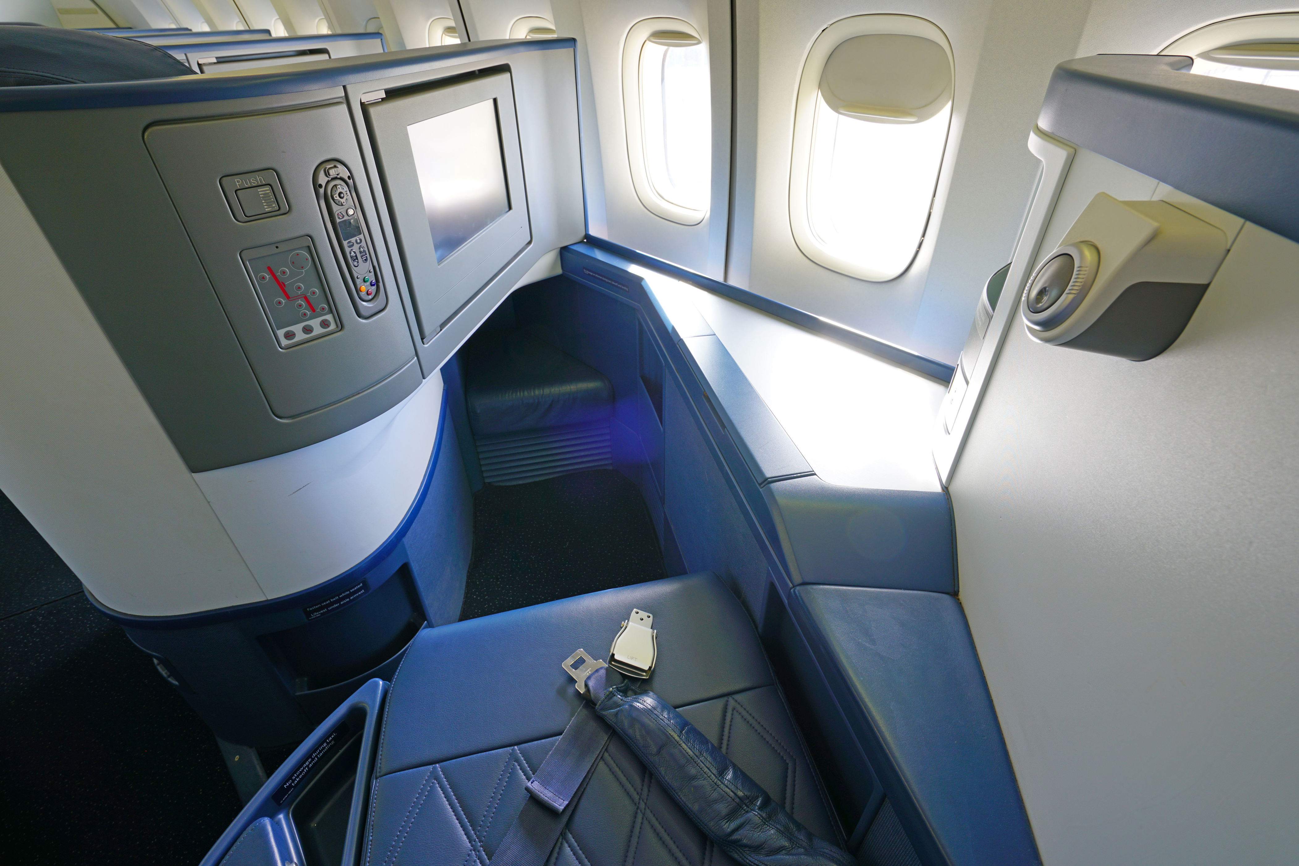 Delta Air Lines first-class passengers keep windows closed and miss out ...