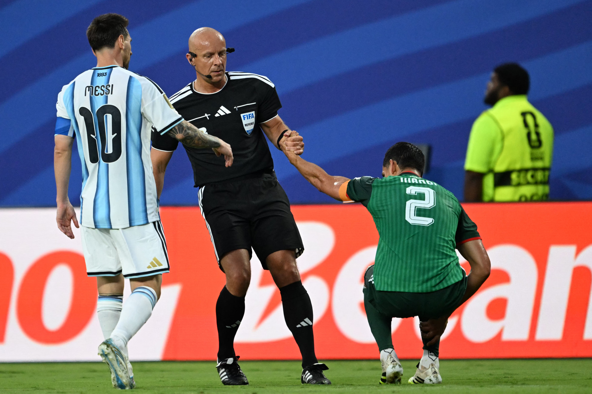 Messit a 32. percben simán kiállíthatták volna Algéria ellen, és akkor ...