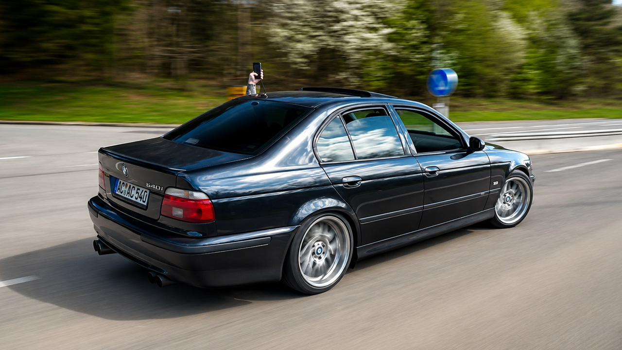 See this legendary BMW M5 power drift during extreme track road ...