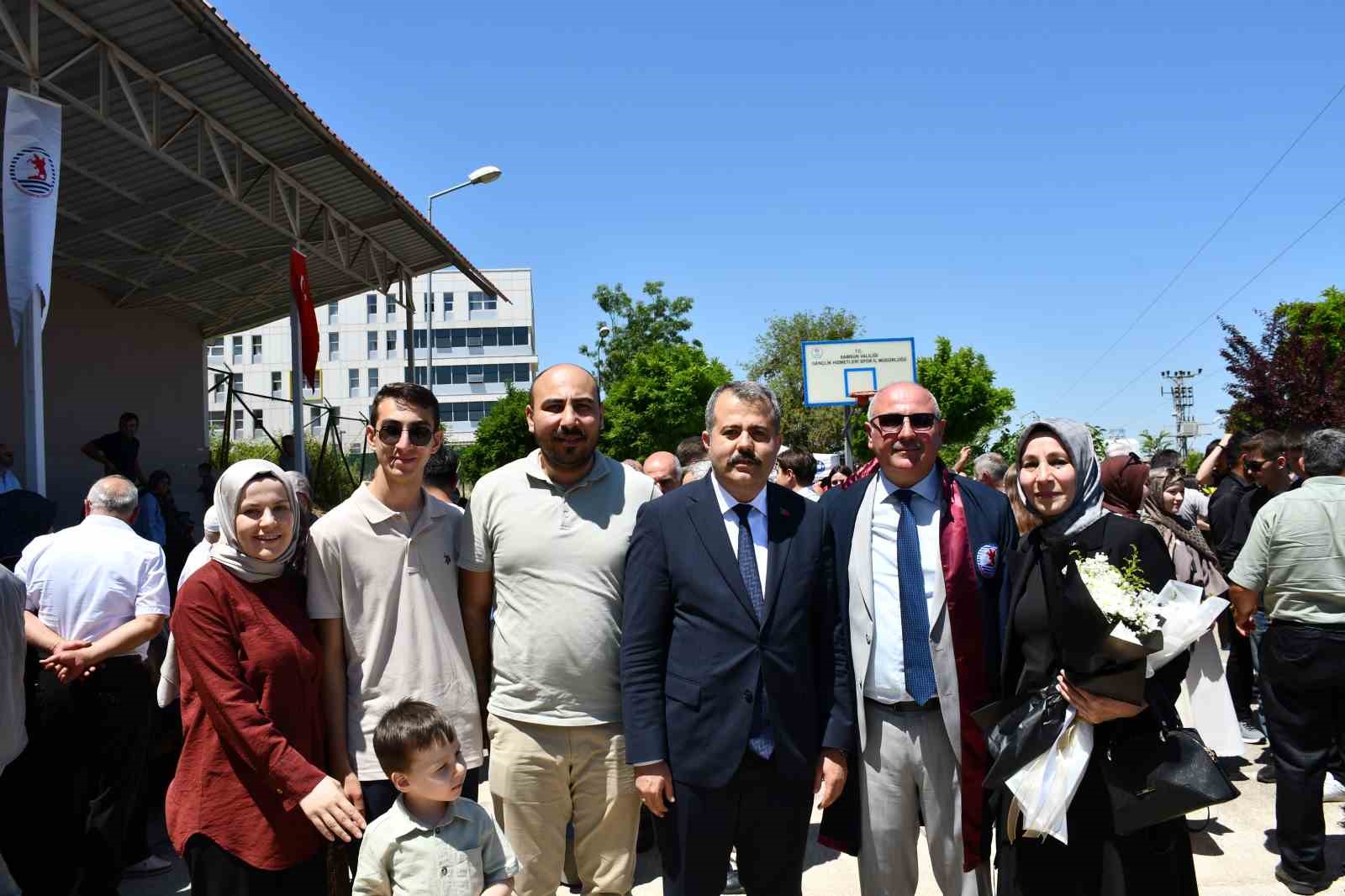 SAMSUN’UN VEZİRKÖPRÜ İLÇESİNDE ÜÇ ÇOCUK VE 1 TONUNU OLAN 56 YAŞINDAKİ SAİT SARIER, ÜNİVERSİTE EĞİTİMİNİ BÖLÜM BİRİNCİSİ OLARAK TAMAMLAYARAK MEZUNİYET SEVİNCİNİ YAŞADI.