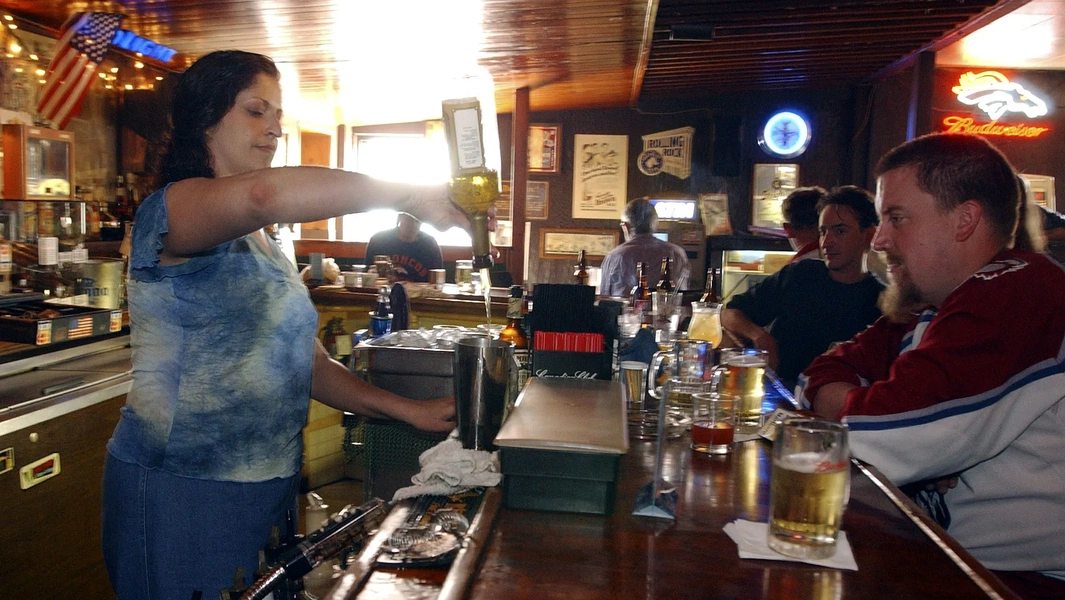 11 habits bartenders wish customers would avoid