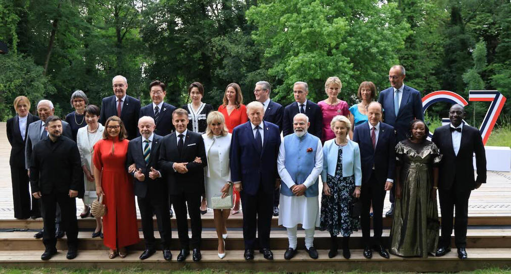 La foto di gruppo del G7 «allargato» a Evian (Ansa/Epa – Ludovic Marin)